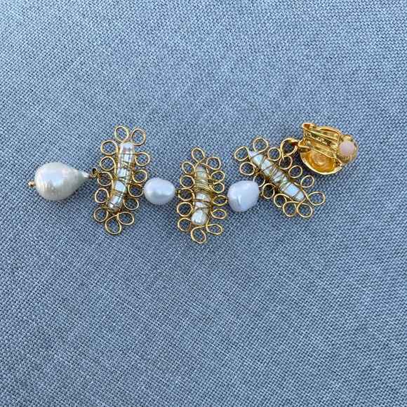 Oscar de la renta clip-on pearl earrings - Picture 2 of 3